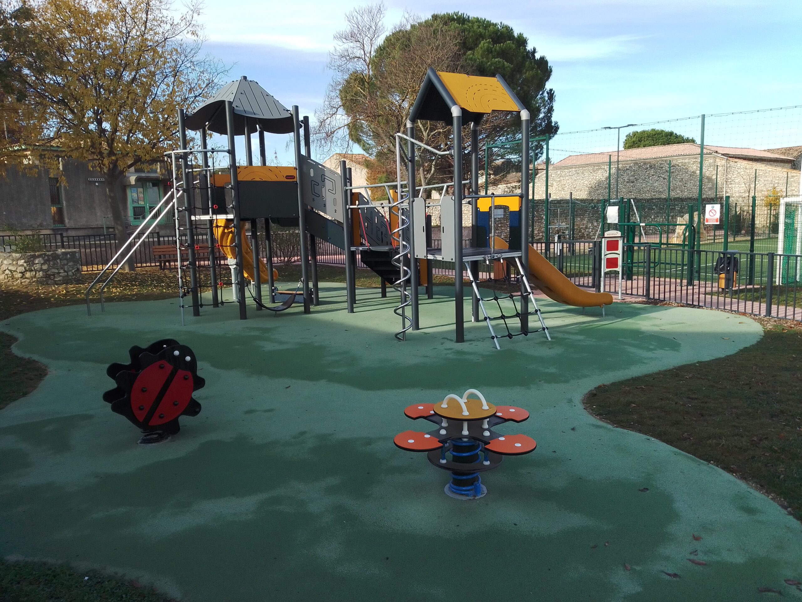 Aire de jeux de Saint-Mamert-du-Gard Aire de jeux de Saint-Mamert-du-Gard