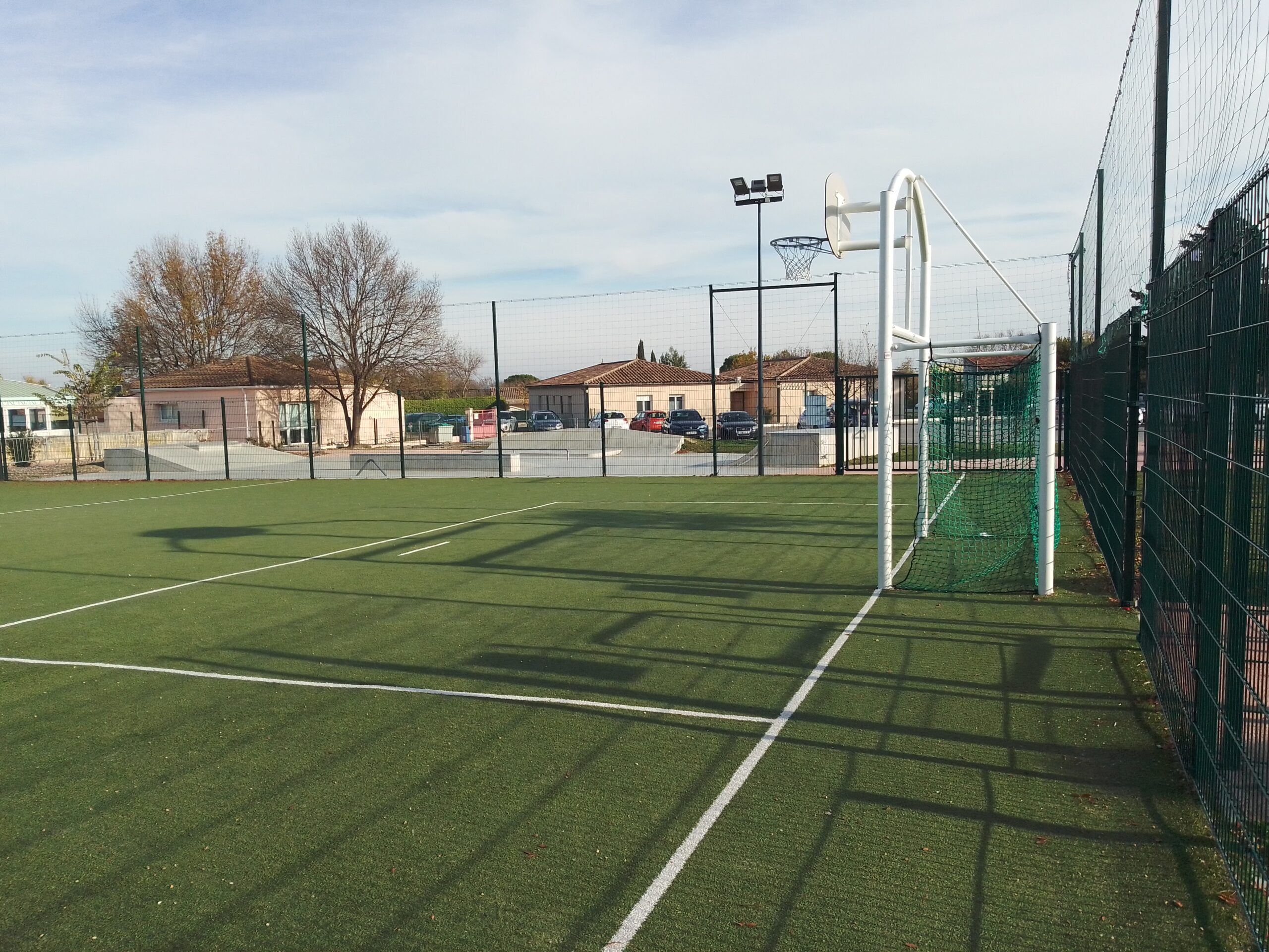 Aire de jeux de Saint-Mamert-du-Gard le terrain de Foot et Basket