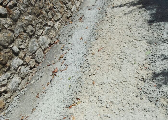 Remise en état de la rue de la calade ciment gros plan