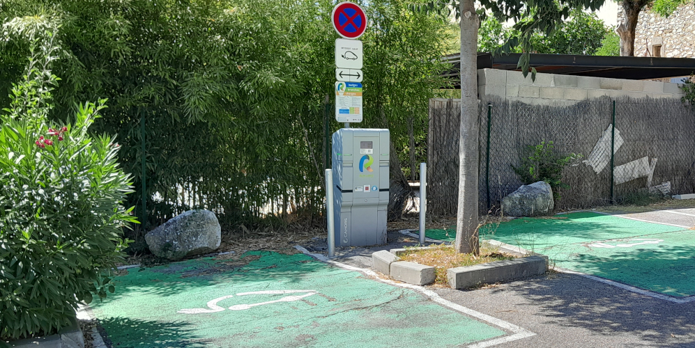 Bornes Recharges pour Véhicules Électriques, sur le parking de la maison Dumond