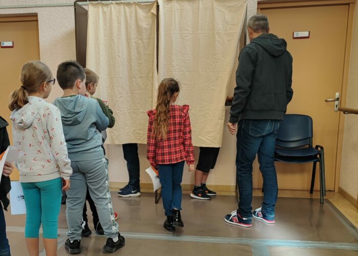 Les élèves devant l'isoloir Les élèves devant l'isoloir