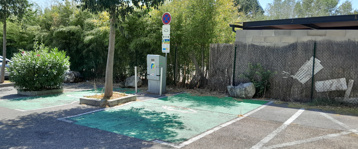 Borne de recharge pour automobiles électrique