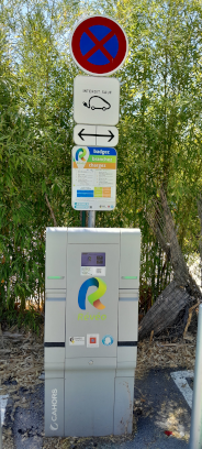 Une borne avec deux prises pour recharger les véhicules électriques Une borne avec deux prises pour recharger les véhicules électriques