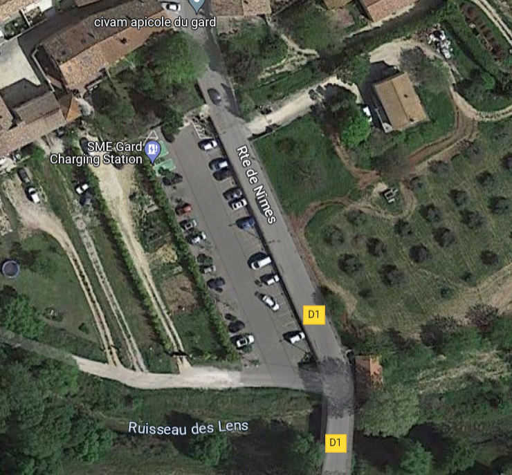 Les bornes de recharge électrique sont situées sur le parking devant la maison Dumond Les bornes de recharge électrique sont situées sur le parking devant la maison Dumond